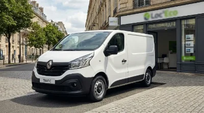 Renault Trafic blanc en version fourgon L1H1, garé devant une agence de location