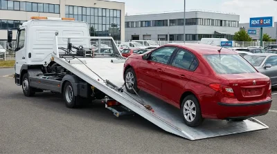 camion plateau porte-voiture blanc avec rampes hydrauliques abaissées
