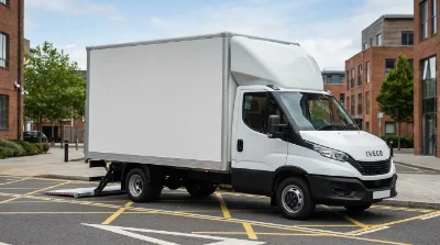 Iveco Daily 20m³ blanc avec hayon élévateur, vu de trois-quarts avant